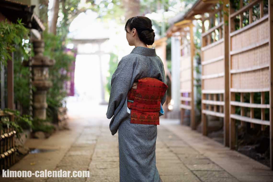 女性の上半身後姿写真