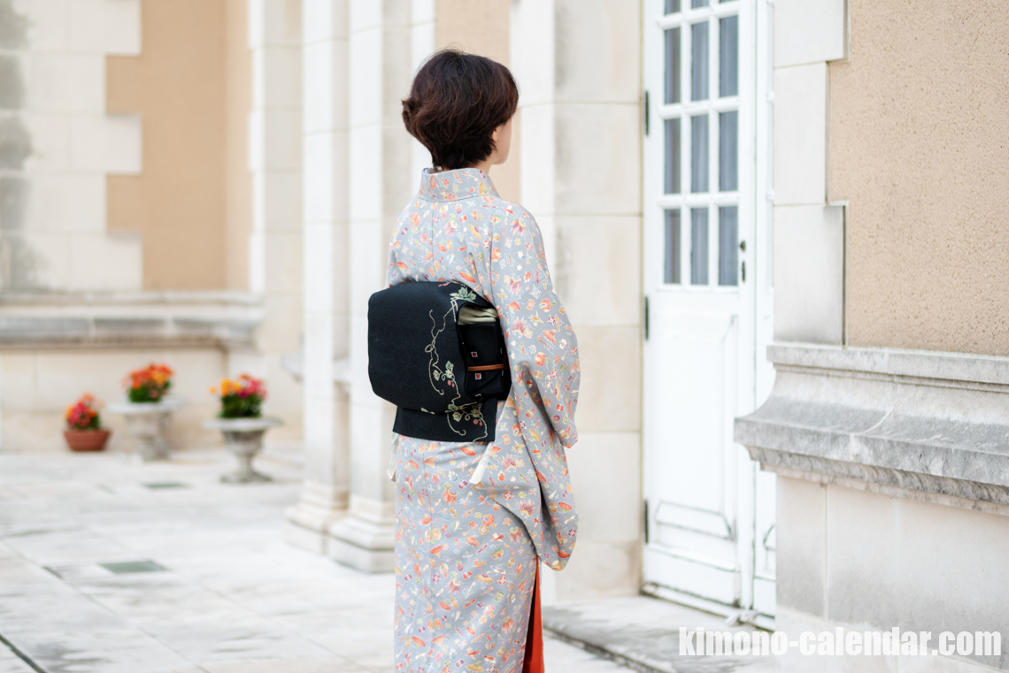 女性の上半身後姿写真