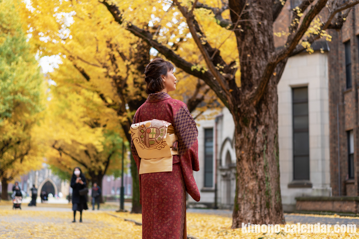 女性の上半身後姿写真