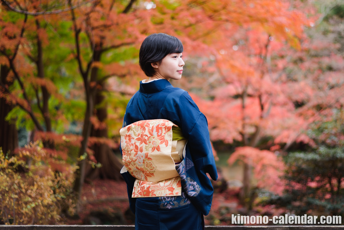 女性の上半身後姿写真