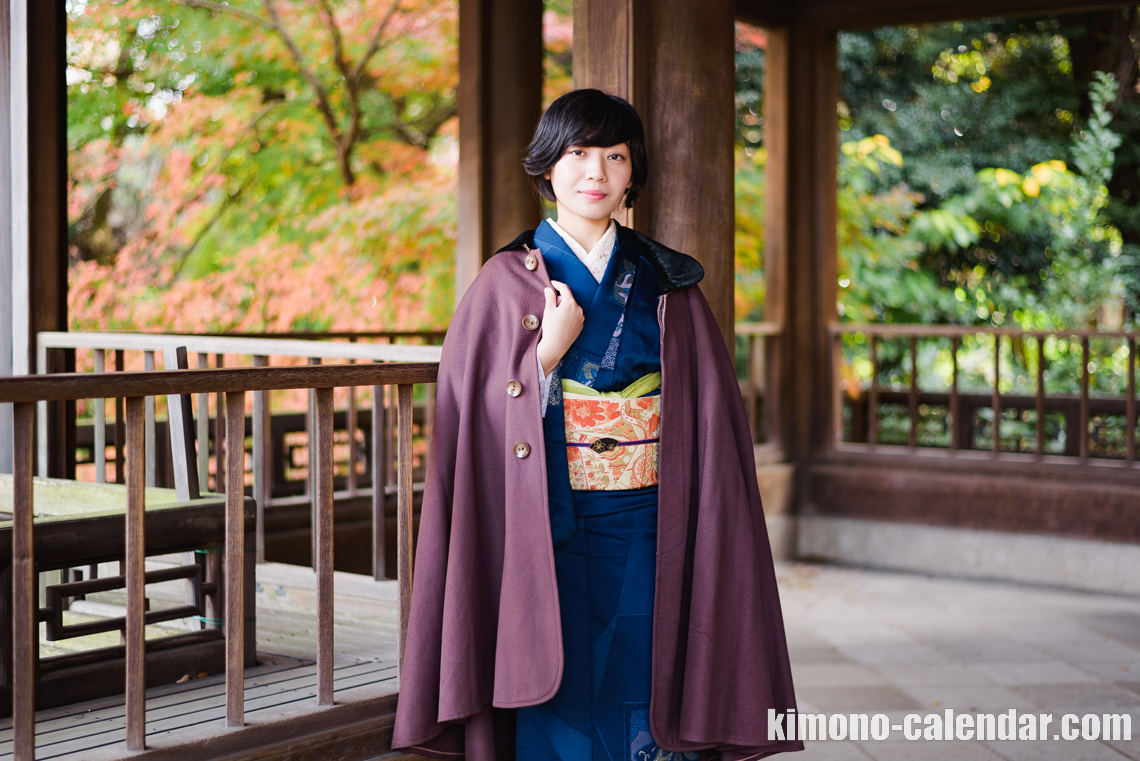 女性の上半身後姿写真