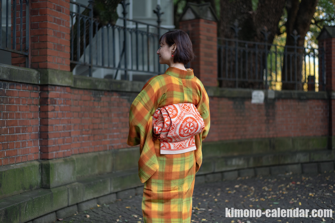 女性の上半身後姿写真