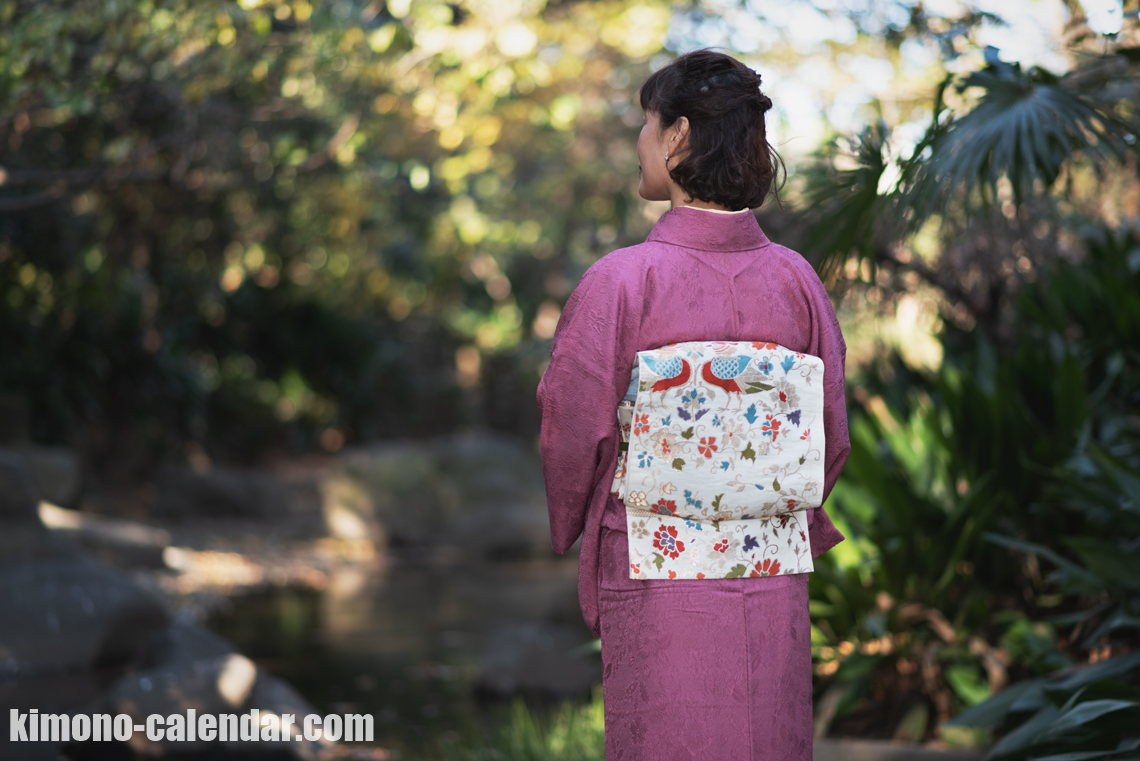 女性の上半身後姿写真