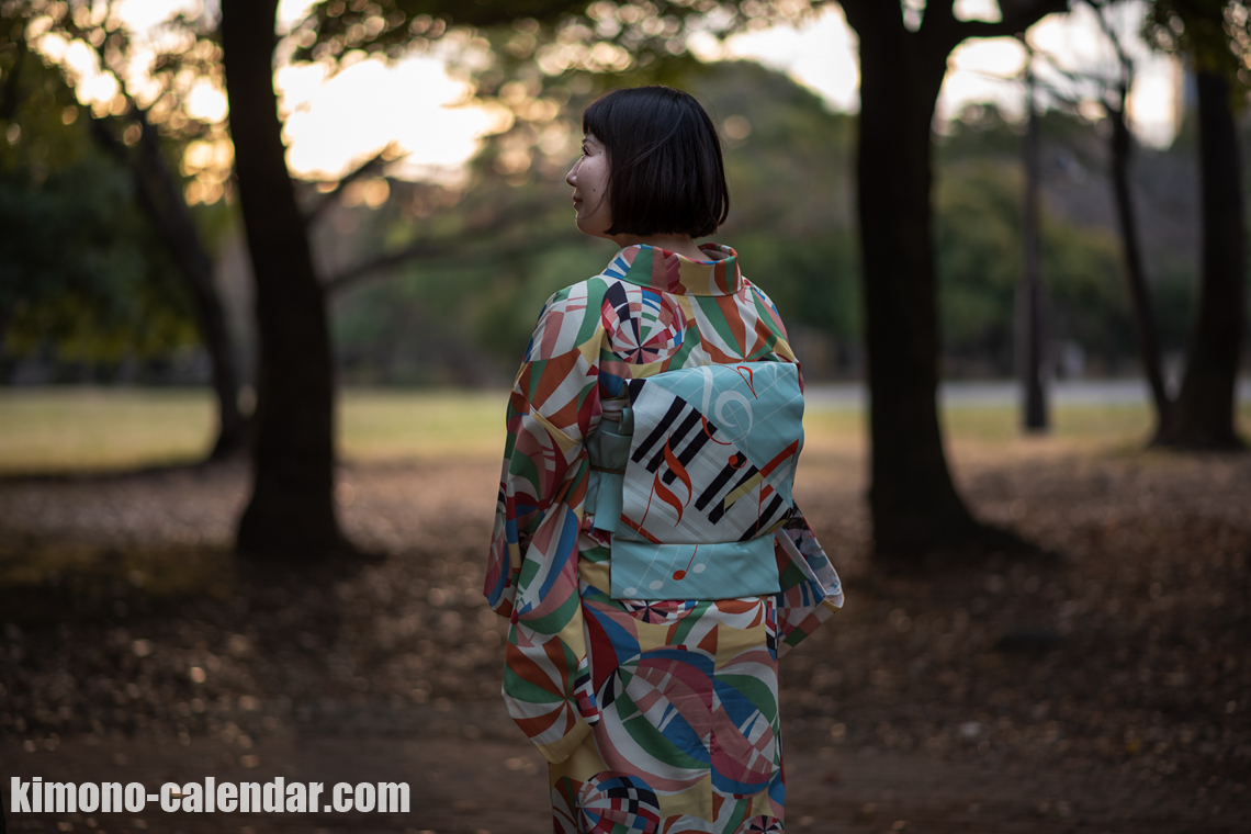 女性の上半身後姿写真