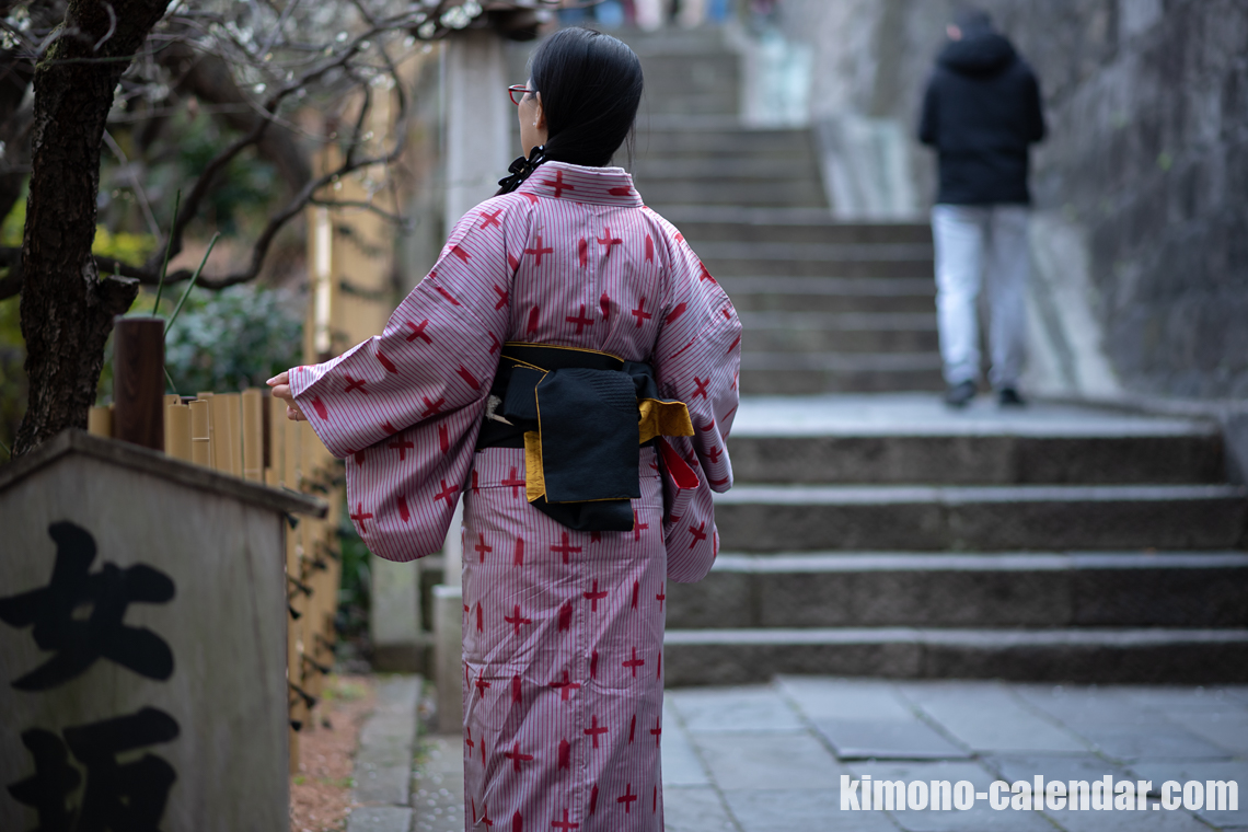 女性の上半身後姿写真