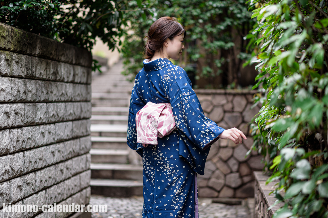 女性の上半身後姿写真