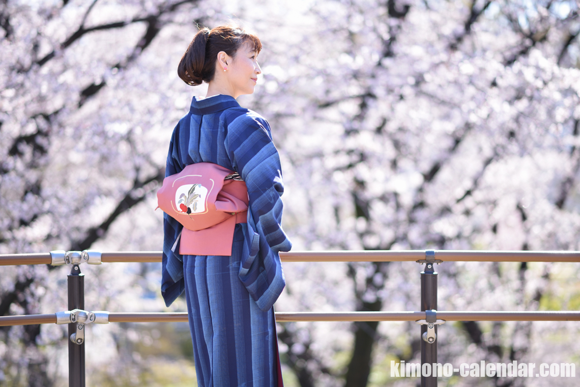 女性の上半身後姿写真