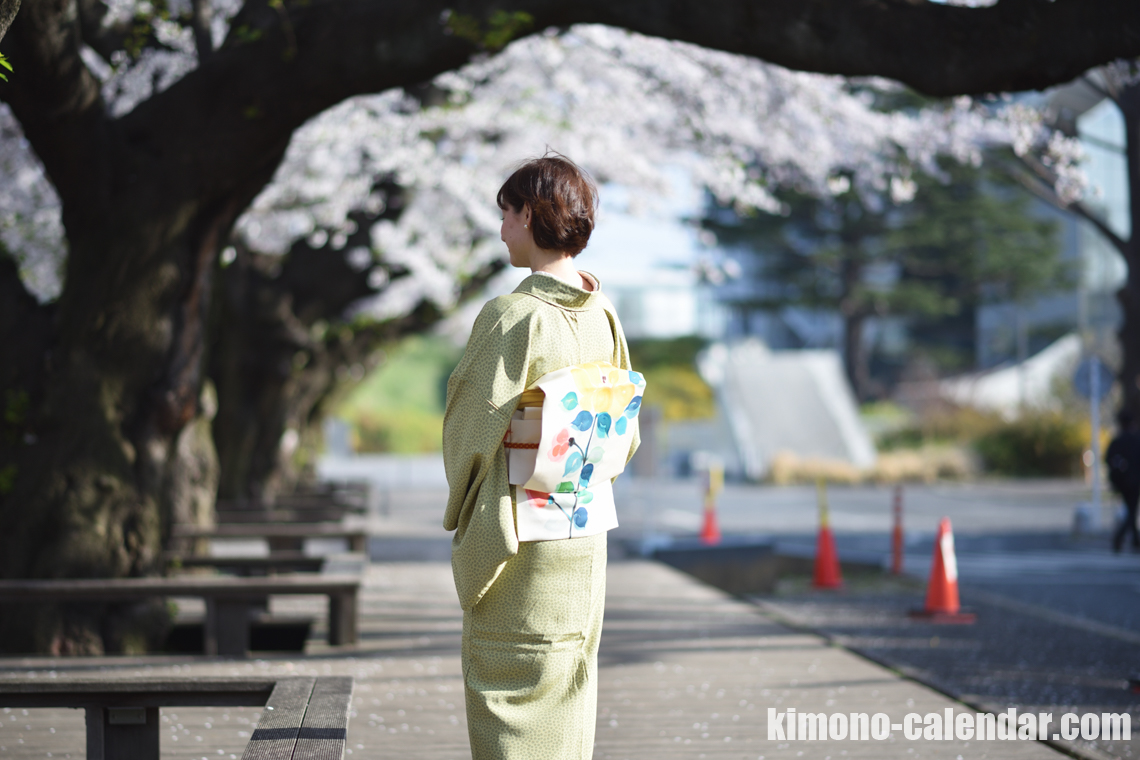 女性の上半身後姿写真