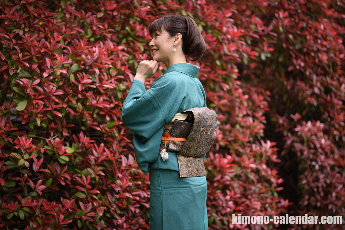 女性の上半身後姿写真