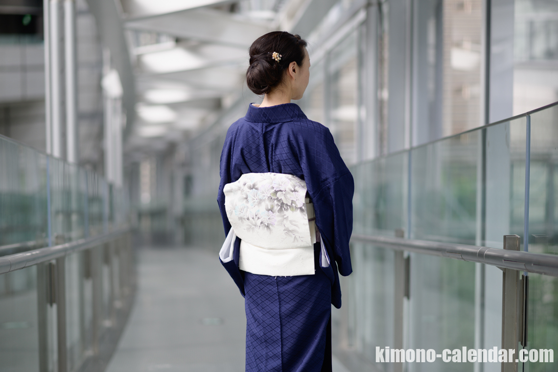 女性の上半身後姿写真