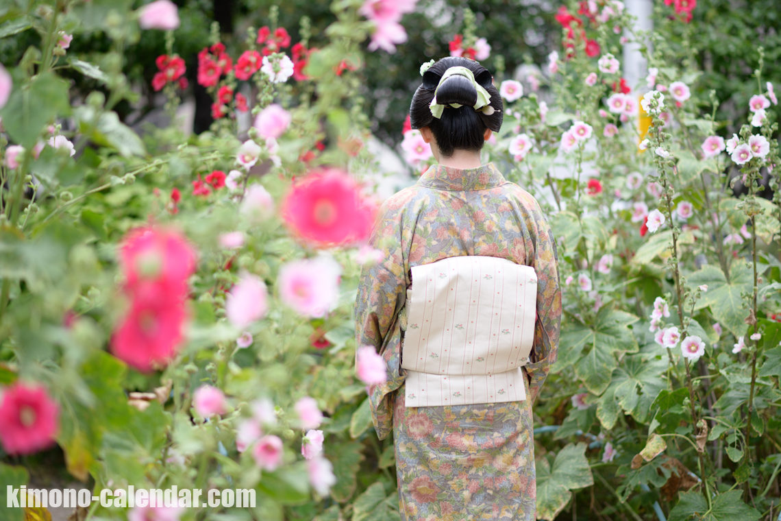 女性の上半身後姿写真