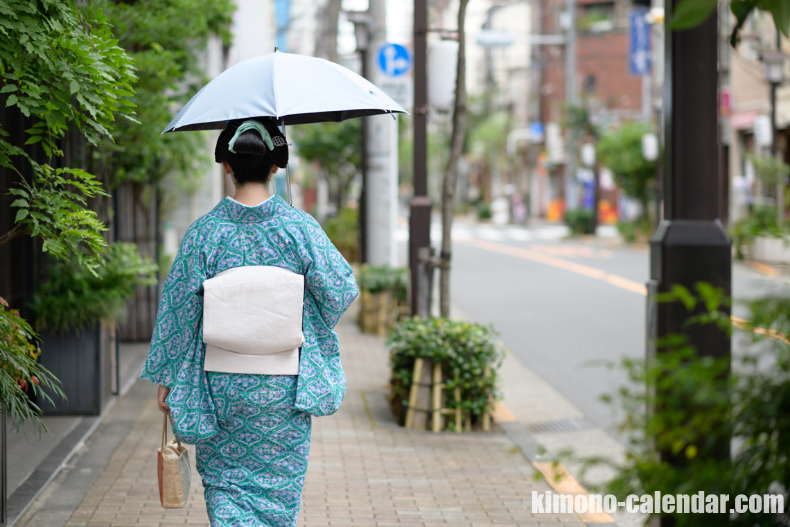 女性の上半身後姿写真