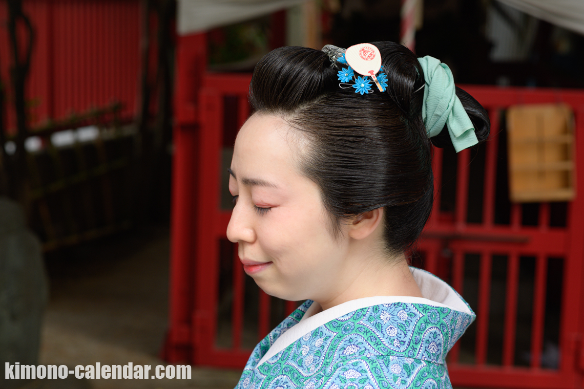 女性の上半身写真