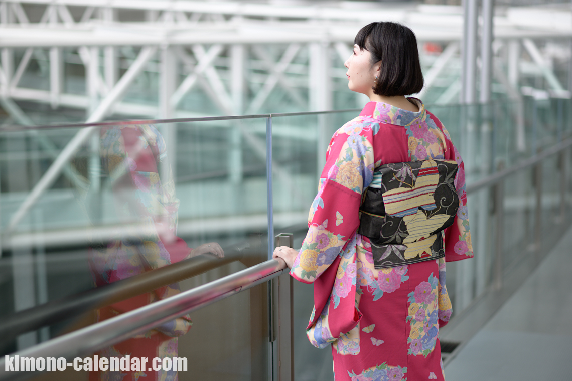 女性の上半身後姿写真