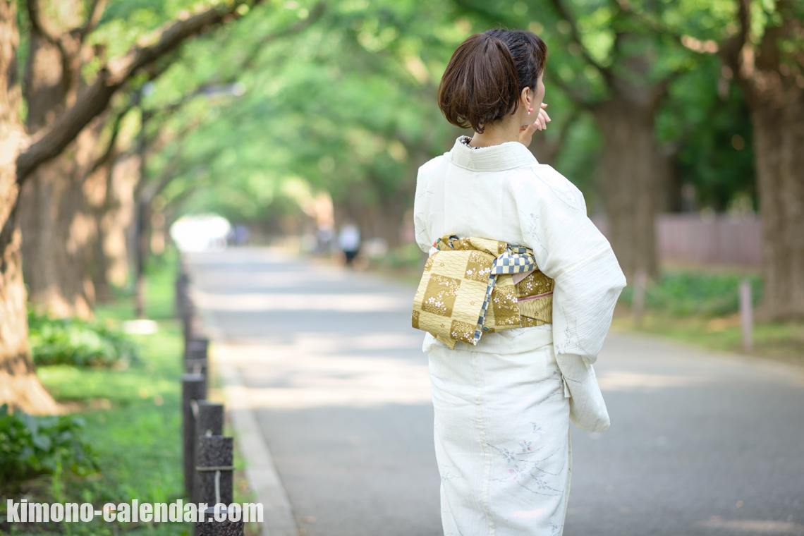 女性の上半身後姿写真