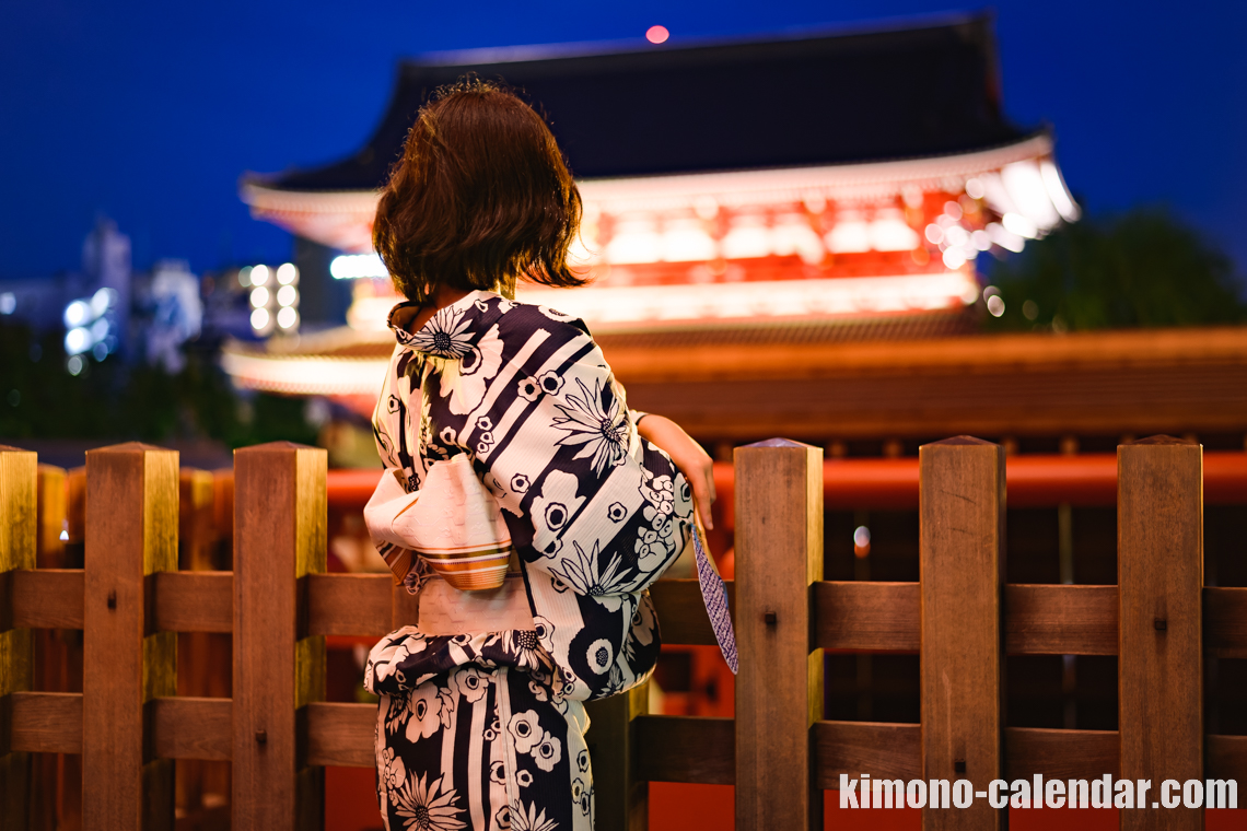 女性の上半身後姿写真