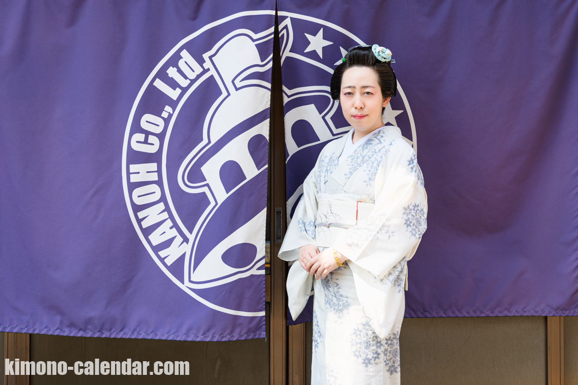 女性の上半身写真