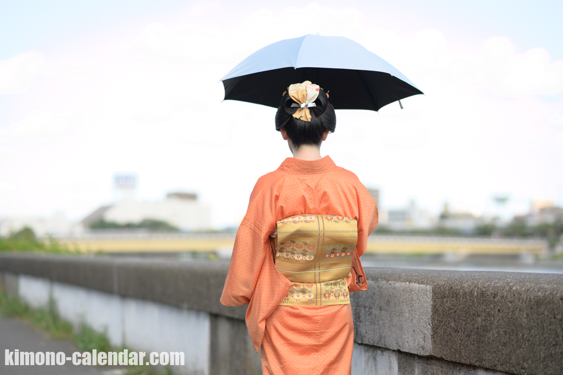 女性の上半身後姿写真