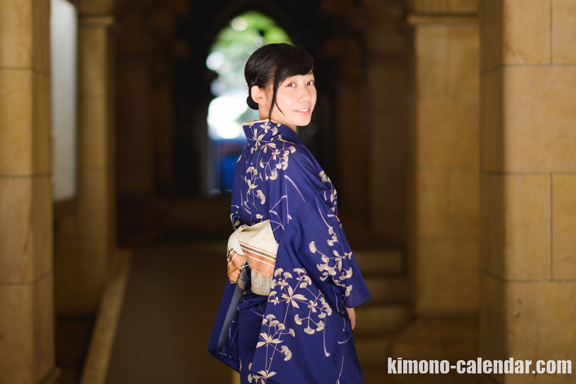 女性の上半身後姿写真