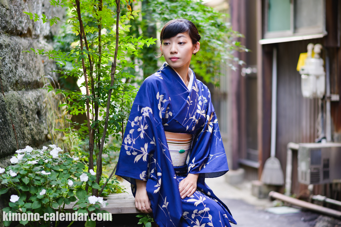 女性の上半身後姿写真