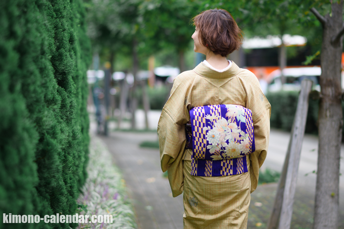 女性の上半身後姿写真