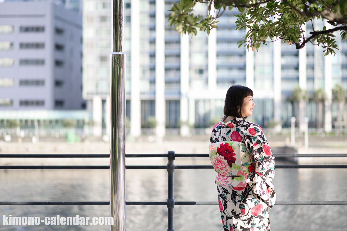 女性の上半身後姿写真