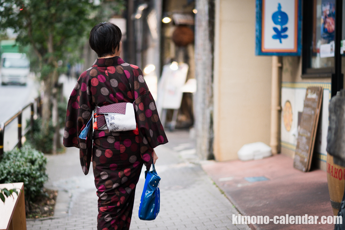 女性の上半身後姿写真