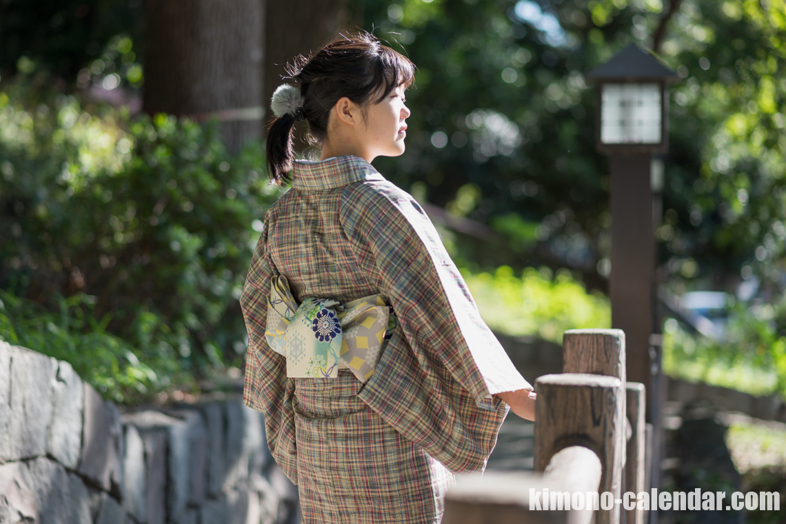 女性の上半身後姿写真