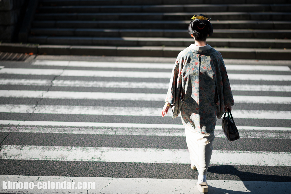 女性の全身後姿写真