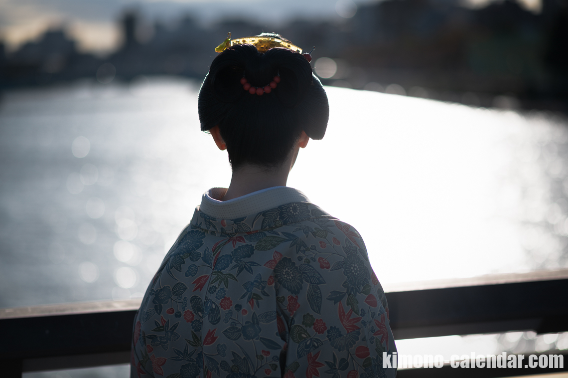 女性の上半身後姿写真