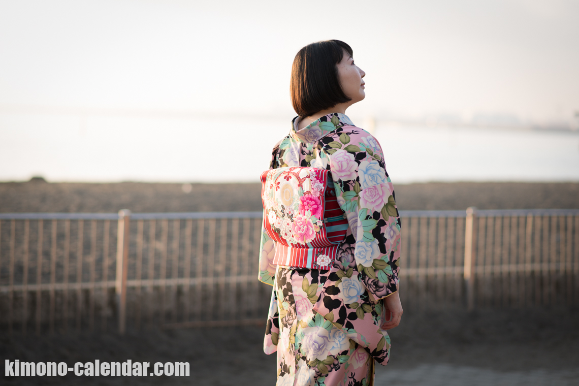 女性の上半身後姿写真