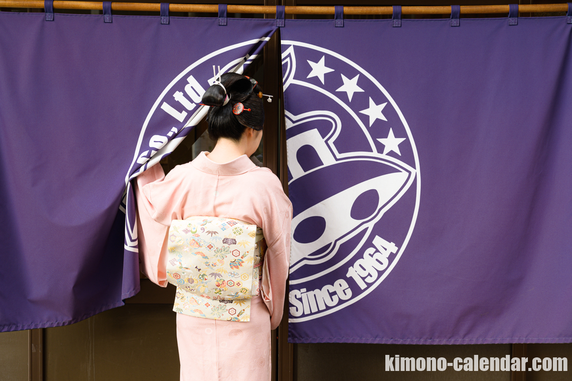 女性の上半身後姿写真