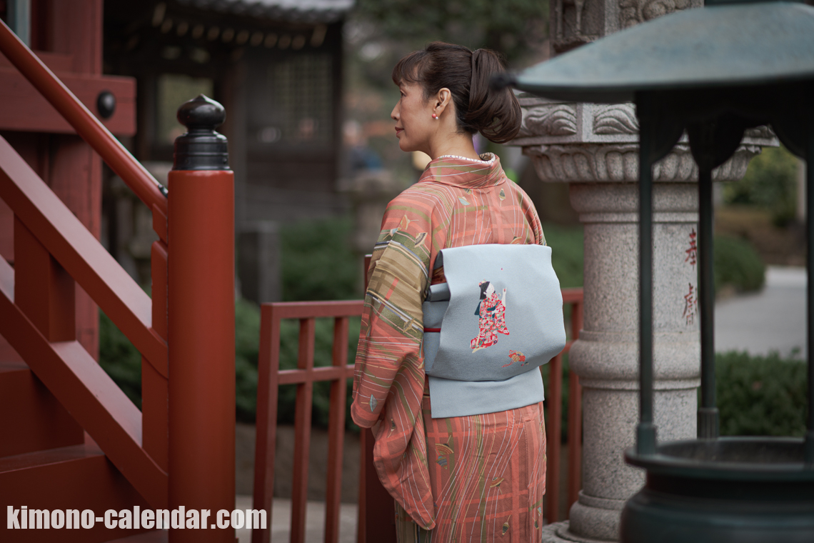 女性の上半身後姿写真