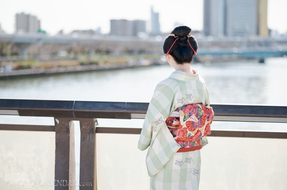 女性の上半身後姿写真