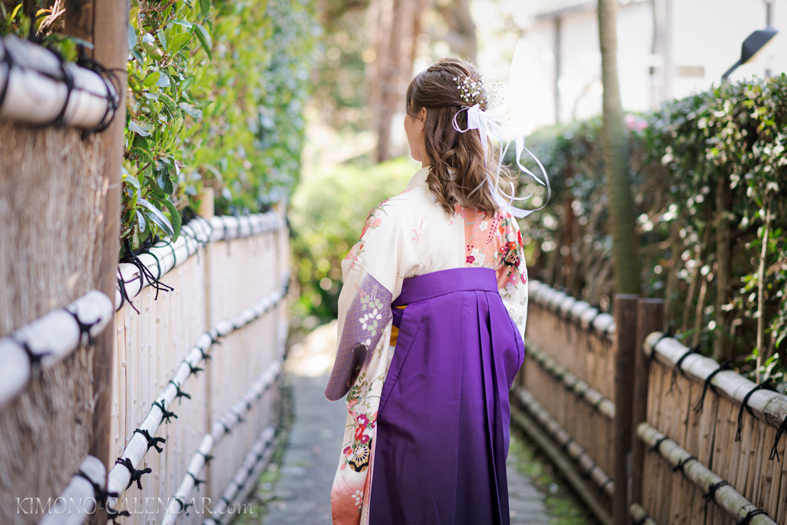 女性の上半身後姿写真