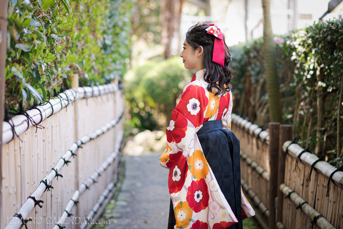 女性の上半身後姿写真