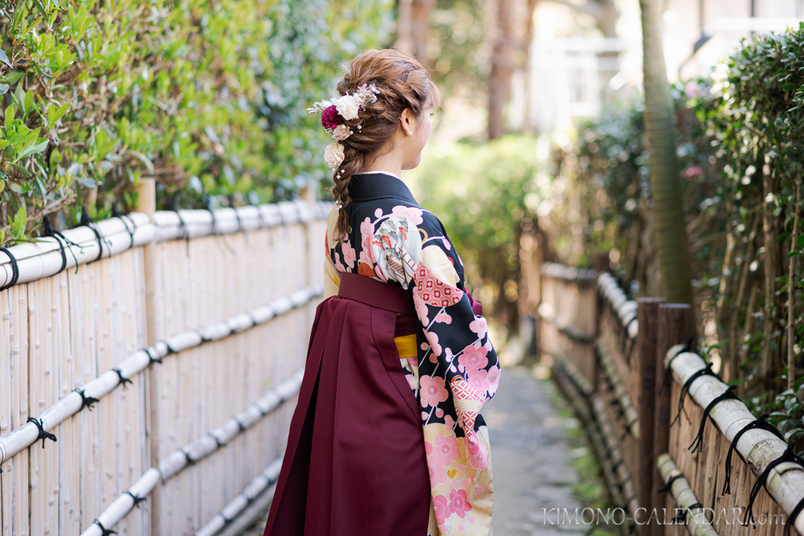 女性の上半身後姿写真