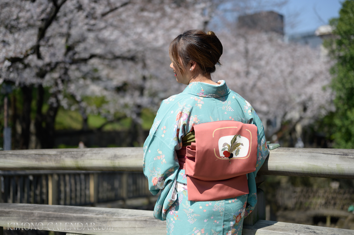 女性の上半身後姿写真