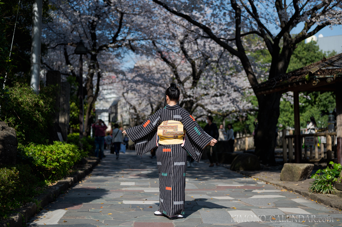 女性の後姿写真