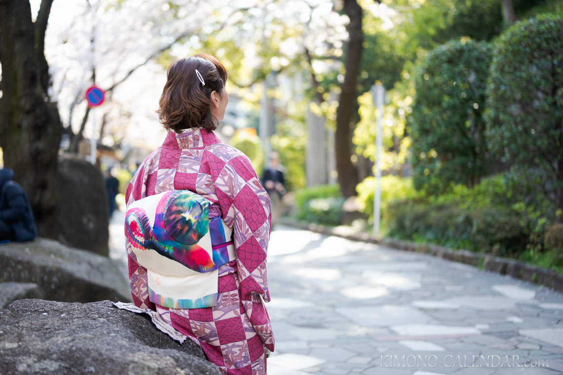 女性の上半身後姿写真