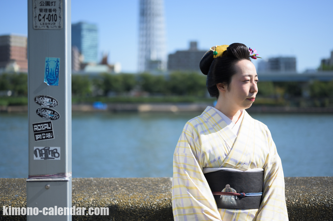 女性の上半身写真