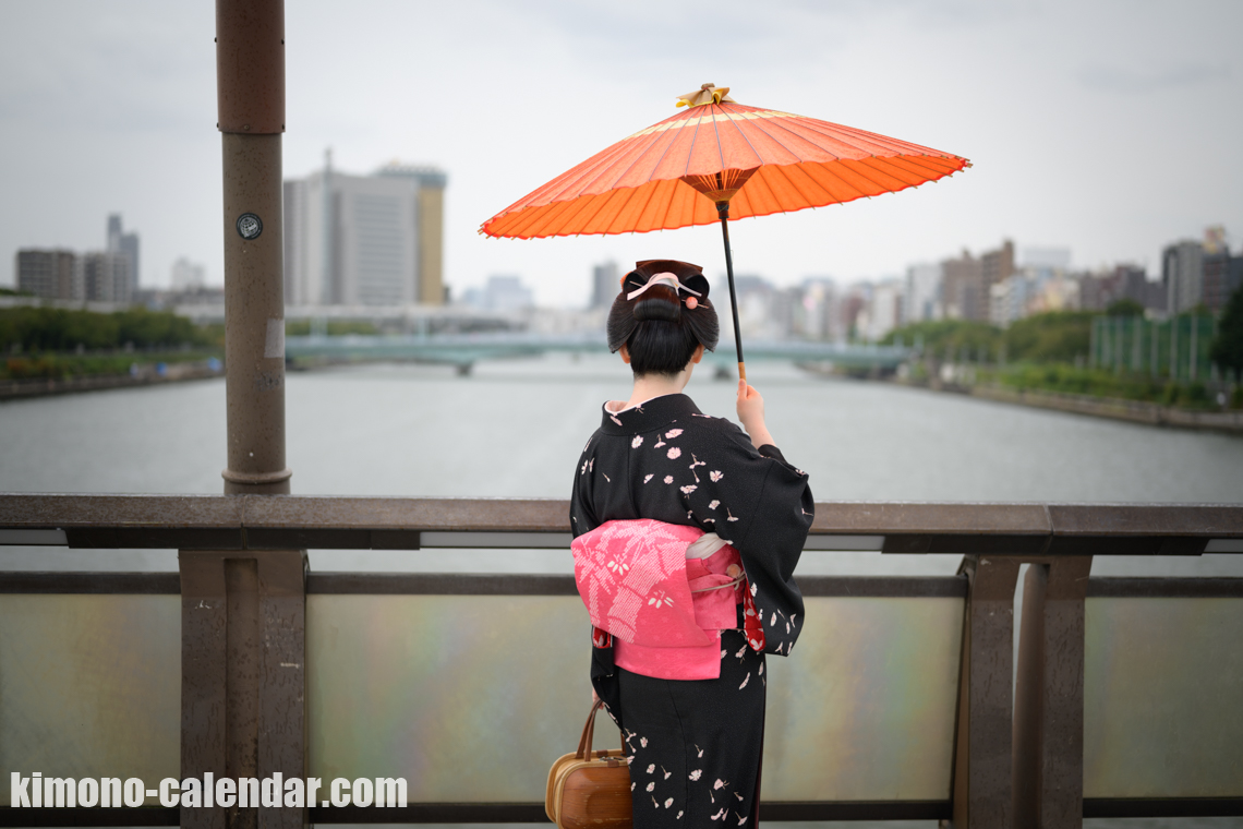 女性の上半身後姿写真