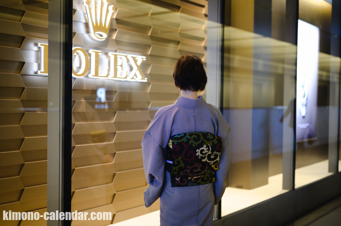 女性の上半身後姿写真