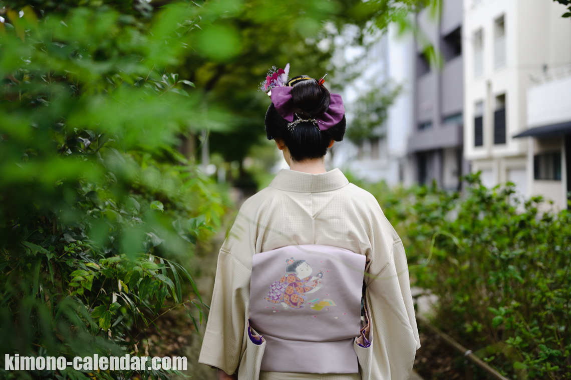 女性の上半身後姿写真