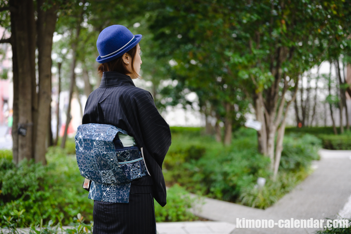 女性の上半身後姿写真