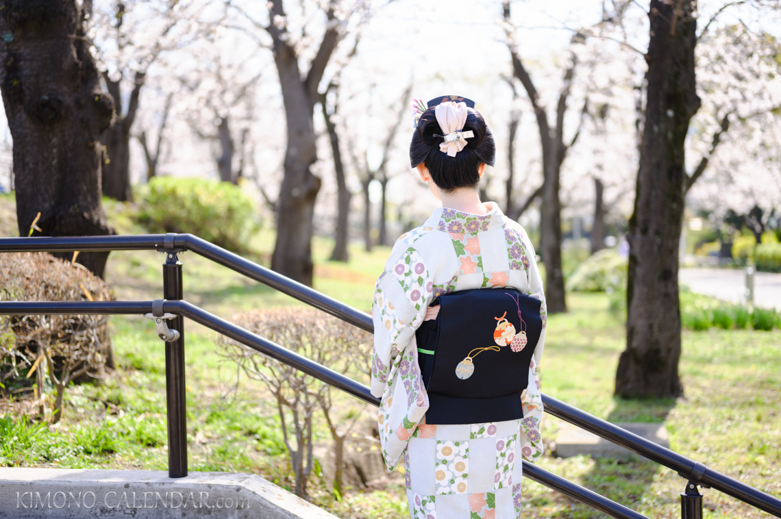 女性の上半身後姿写真