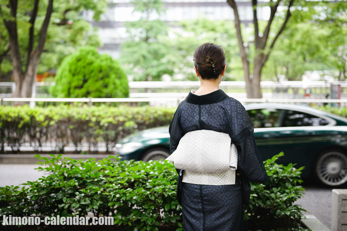 女性の上半身後姿写真
