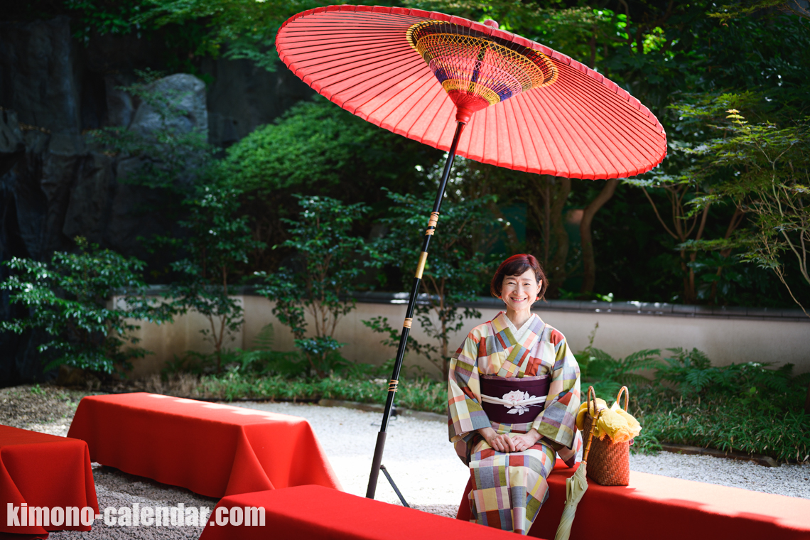 座っている着物姿の女性