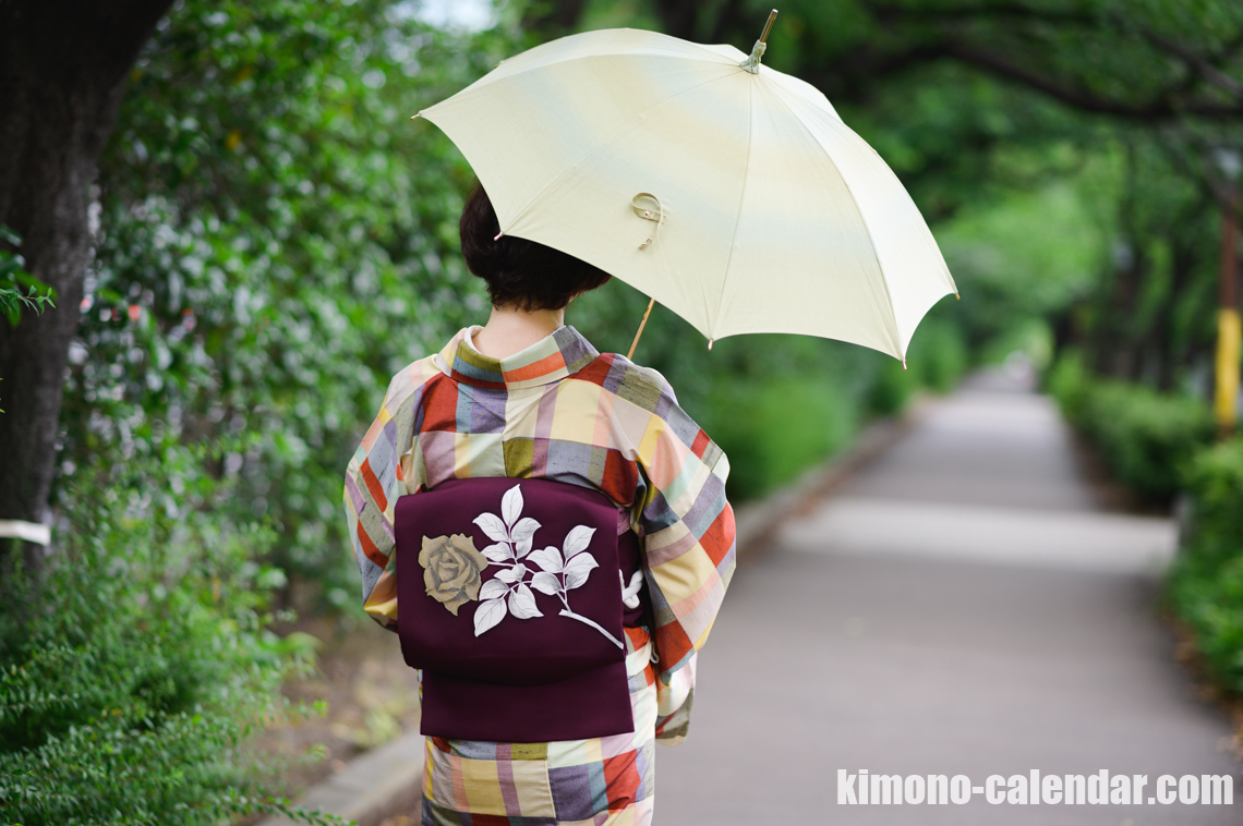 女性の上半身後姿写真