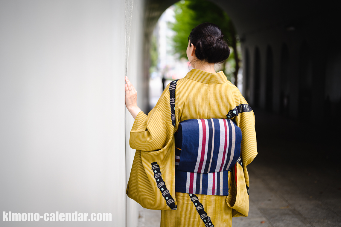 女性の上半身後姿写真